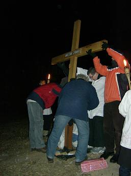 stavění mis. kříže